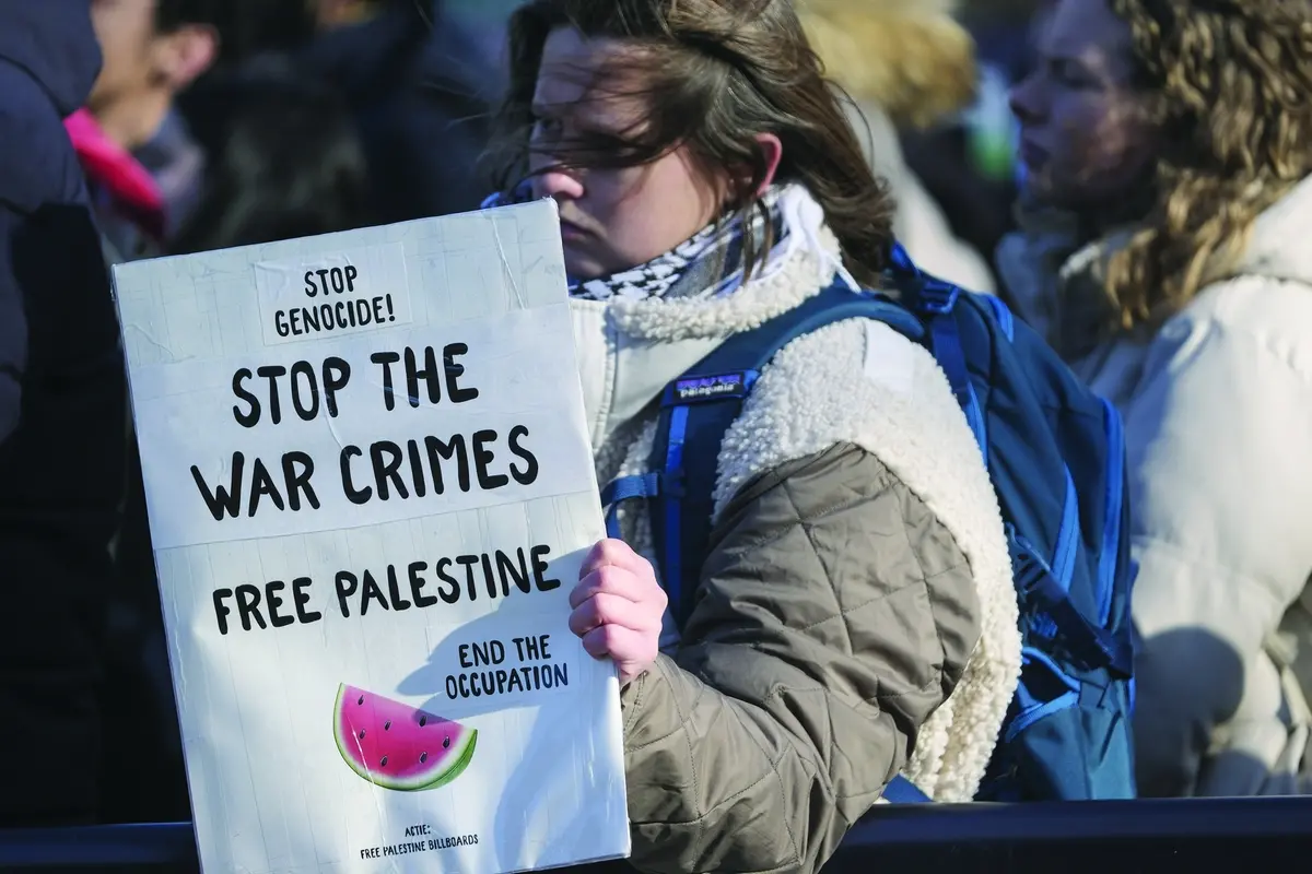 A pro-Palestinian activist holds a banner during session of the International Court of Justice, or World Court, in The Hague, Netherlands, Friday, Jan. 26, 2024. Israel is set to hear whether the United Nations\\' top court will order it to end its military offensive in Gaza during a case filed by South Africa accusing Israel of genocide. (AP Photo/Patrick Post) Associated Press/LaPresse Only Italy and Spain , APN