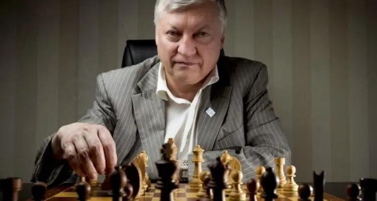 L'ex campione di scacchi Karpov trovato ubriaco e ferito davanti la Duma: è in coma