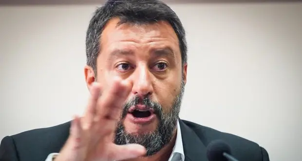 Focolaio di Covid a Mondragone: Salvini attacca i rom e De Luca
