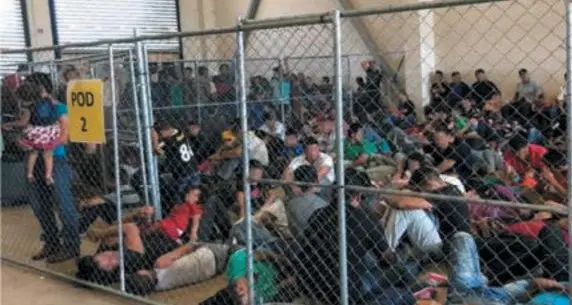 Usa, le foto choc dei migranti latinos in gabbia come topi