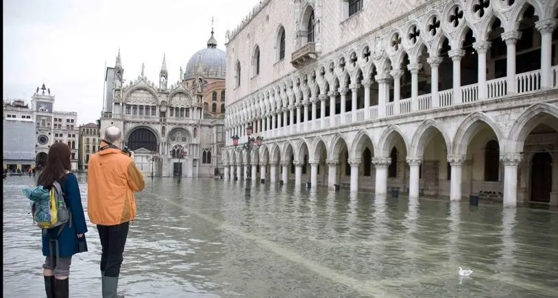 Venezia sommersa, acqua oltre un metro e mezzo. Danni ingenti al patrimonio artistico