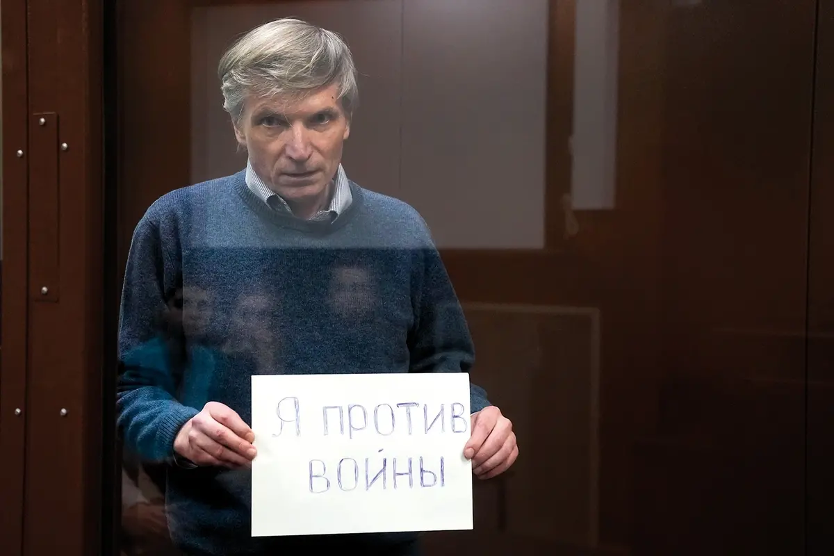 FILE - Alexei Gorinov, a former member of a Moscow municipal council, was convicted of \"spreading false information\" about the army, holds a sign \"I am against the war\" standing in a cage during hearing in the courtroom in Moscow, Russia, on June 21, 2022. Criticism of the invasion was criminalized a few months earlier, and Gorinov, 61, became the first Russian sent to prison for it, receiving seven years.Mercenary chief Yevgeny Prigozhin led an armed rebellion against the Russian military, but faced no prosecution. Others, who merely voice criticism against the Kremlin, aren\\'t so lucky. (AP Photo, File) , Associated Press/LaPresse