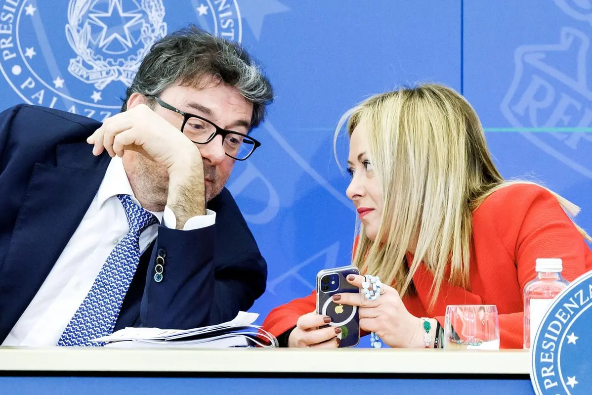 Il ministro Giorgetti e la premier Meloni (foto Lapresse)