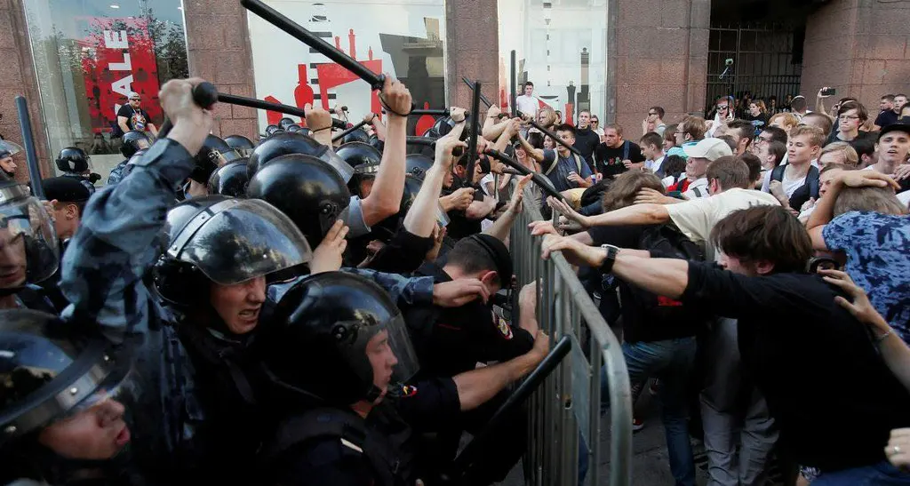 Proteste anti-Putin a Mosca: la polizia arresta 600 manifestanti