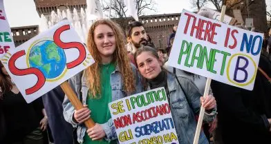 La marea Green invade il mondo, 100mila studenti sfilano a Milano