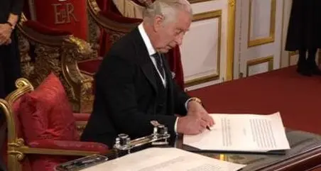 Re Carlo firma latto di proclamazione: «Servirò il regno»