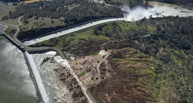 California, la diga è a rischio: 160mila persone evacuate