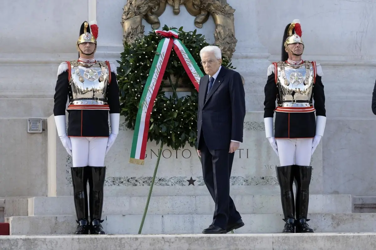 Il Presidente della Repubblica Sergio Mattarella depone una corona d\\u2019alloro sulla Tomba del Milite Ignoto, nel 79\\u00B0 anniversario della Liberazione