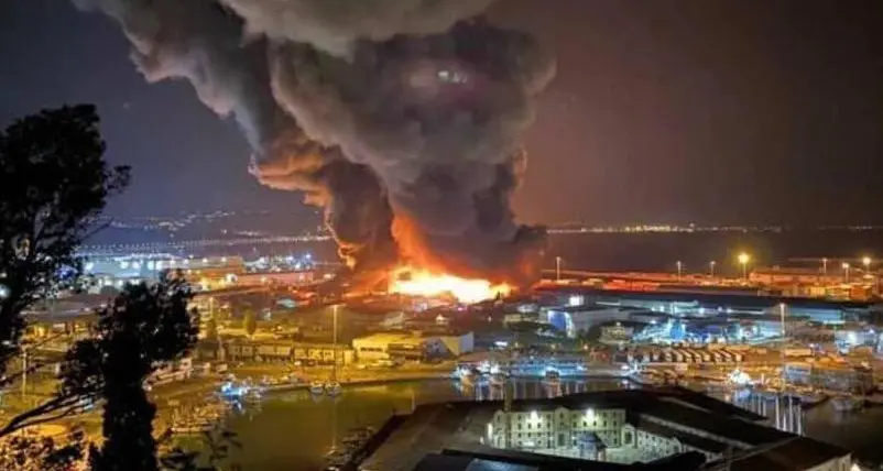 Grosso incendio nel porto di Ancona. Il comune chiude scuole e parchi