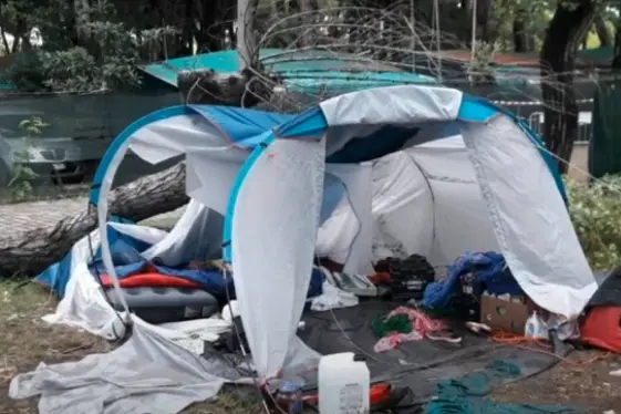 Albero cade su una tenda, morte due bambine