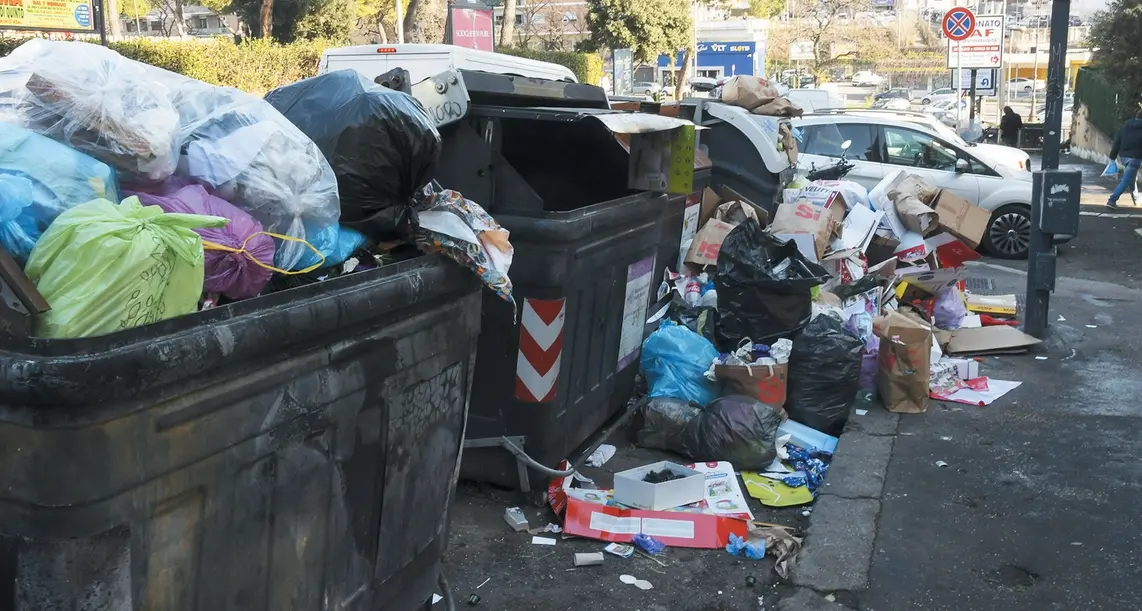 Emergenza spazzatura a Roma. Il governo contro la Raggi