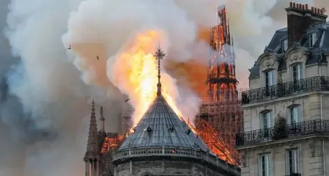 Brucia la cattedrale di Notre-Dame, un capolavoro in fiamme