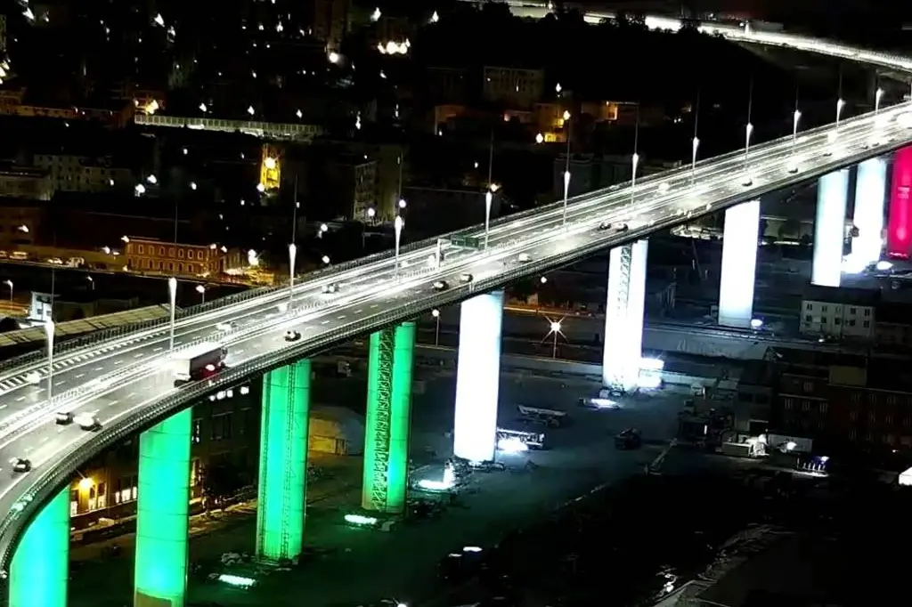 Il Ponte ;Morandi con i colori dell\\'Italia