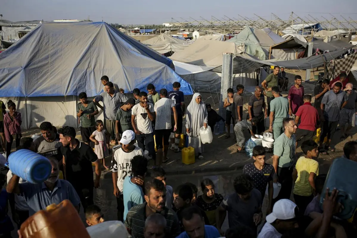 Guerra Israele-Hamas: sfollati in fila per l\\'acqua in una tendopoli a Khan Younis