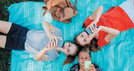Adolescenti in vacanza sempre più “rapiti” dalla rete dei social