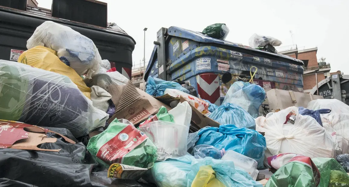 Roma, smaltire i rifiuti? Un’ unica soluzione: lo scaricabarile tritatutto