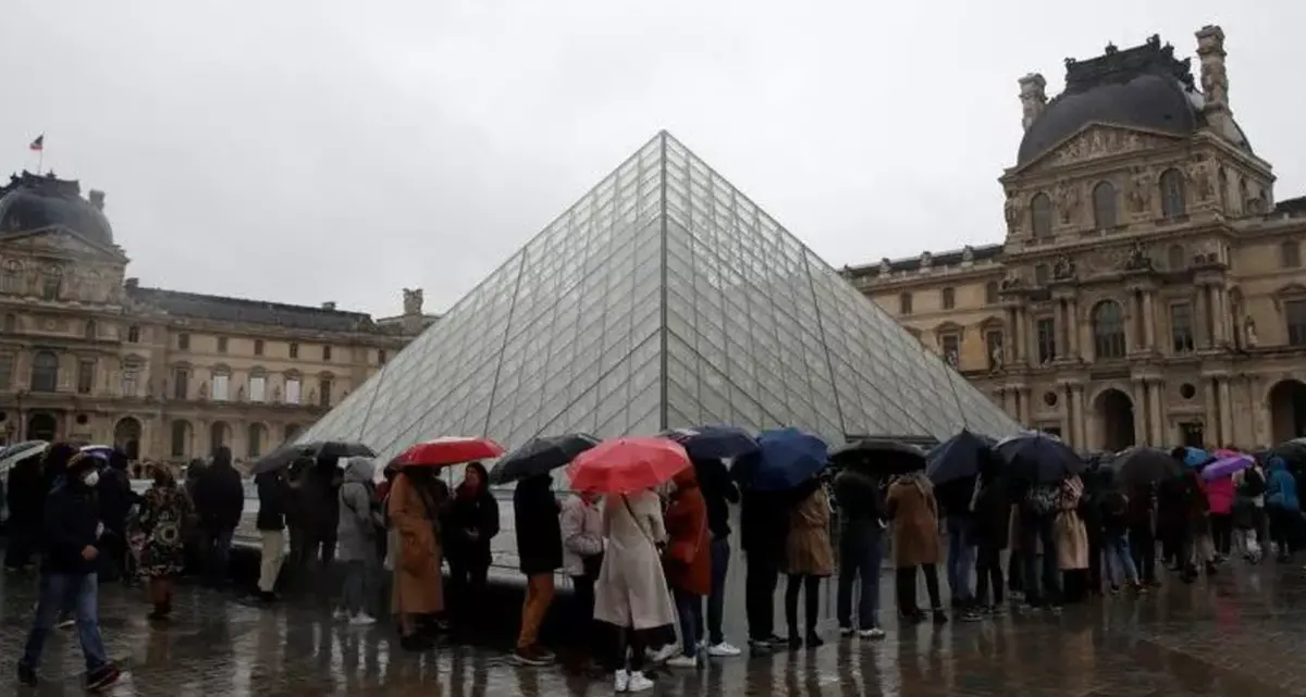 Il Coronavirus fa chiudere il Louvre a Parigi