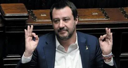 Salvini rassicura i suoi: «Il governo va avanti». Il Senatùr lo benedice