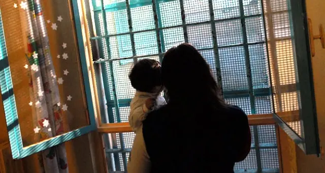 No ai bambini in carcere sì alle case famiglia: la proposta di legge del Pd