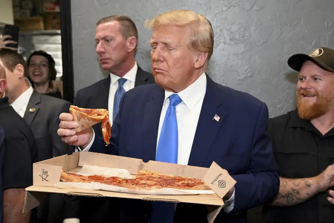 Donald Trump, ex presidente degli Usa, mentre mangia un pezzo di pizza