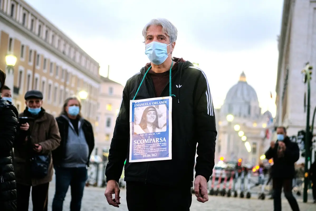 Il fratello di Emanuela Orlandi protesta davanti a piazza San Pietro, in Vaticano