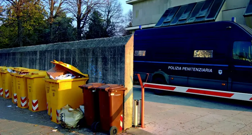 Treviso, gli atti giudiziari spuntano dai cassonetti della spazzatura