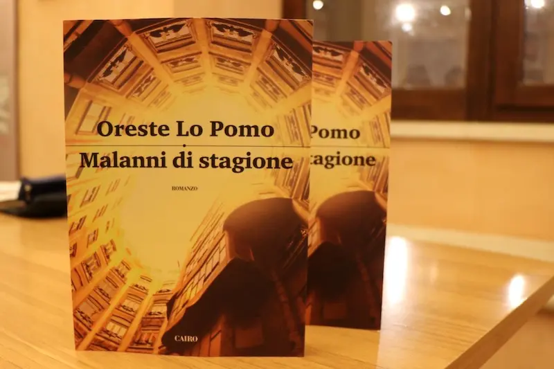 La copertina di \"Malanni di stagione\", il romanzo pubblicato da Oreste Lo Pomo per Cairo