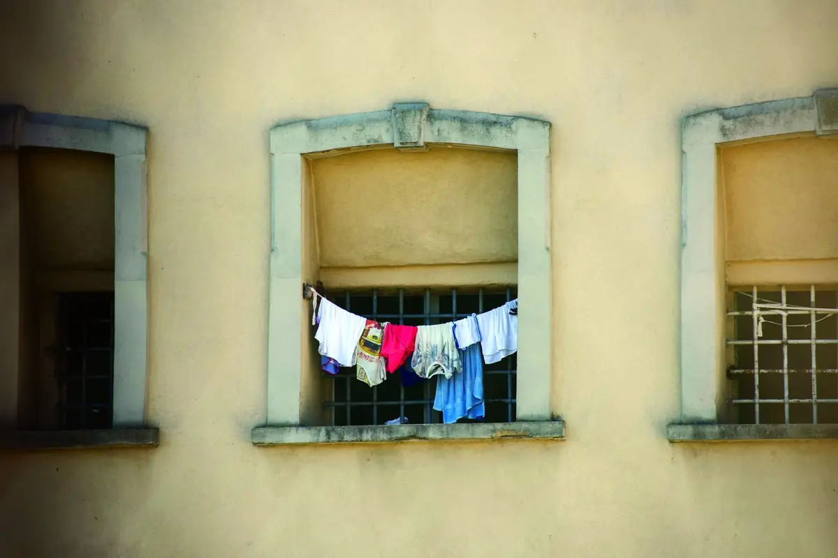Panni stesi fuori da una finestra del carcere di San Vittore , LaPresse