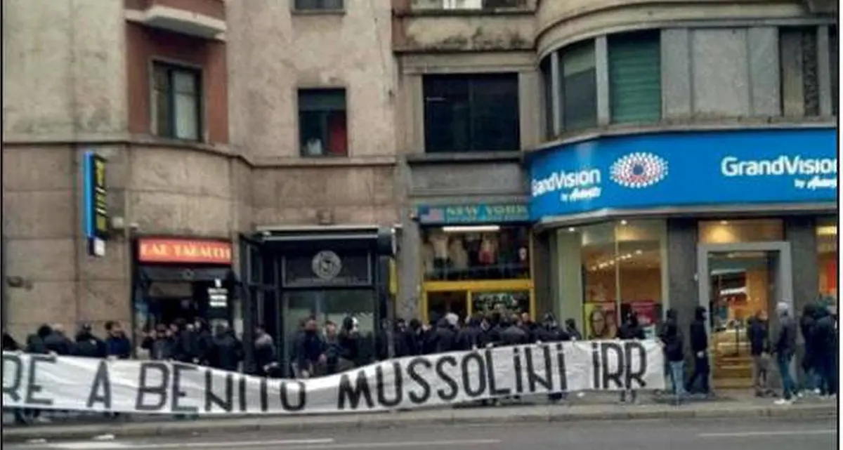 Striscioni pro Mussolini a Milano e Roma, Salvini: «Il 25 aprile è di tutti»