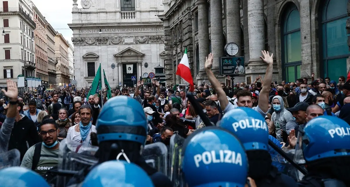 Roma, scontri \"no green pass\"-polizia, Salvini: \"Lamorgese si dimetta\"