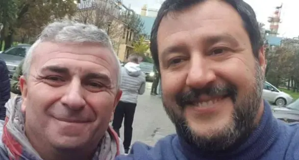 Fa un selfie con Salvini ma era in malattia e l'azienda lo licenzia