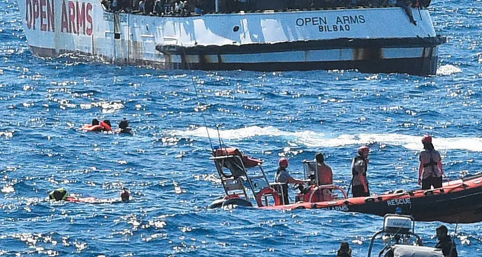 Open Arms, la procura fa sbarcare i migranti