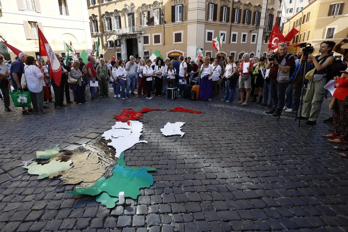 Manifestazione a Roma contro l\\u2019autonomia differenziata