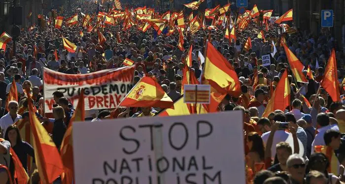 Barcellona, un milione in piazza per dire no alla secessione