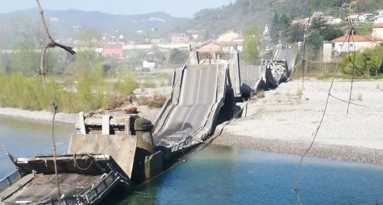 Crolla il ponte sul fiume Magra: precipitano due furgoni | Video