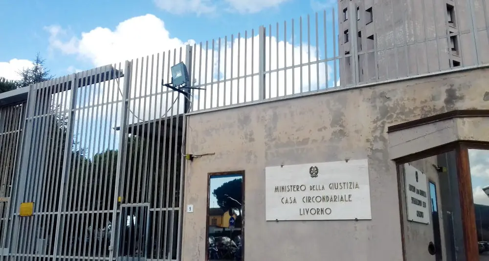 Coronavirus, focolaio nel carcere di Livorno. Sono 16 i detenuti con il covid 19 dov’è morto l’ergastolano.