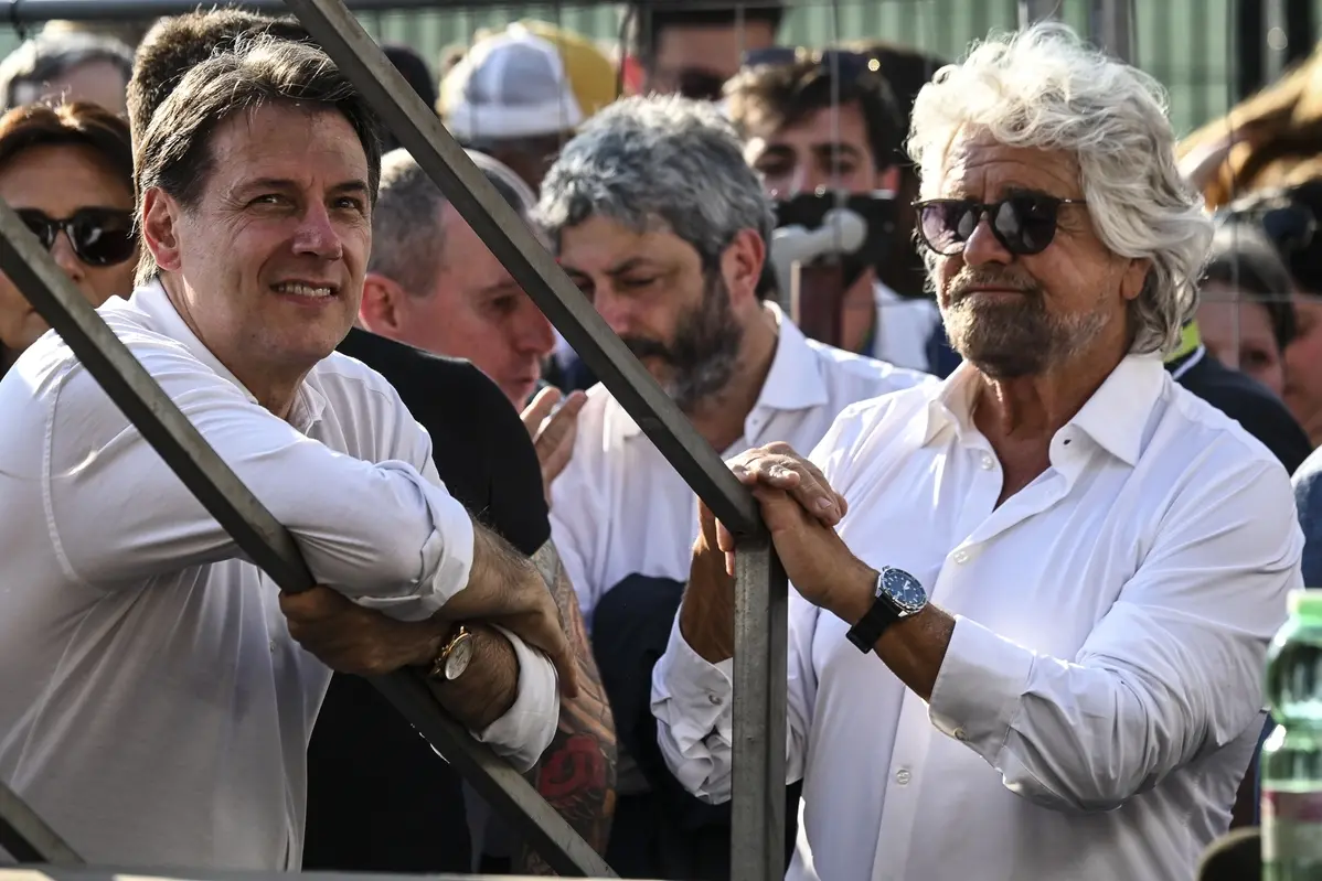 Giuseppe Conte insieme a Beppe Grillo , IMAGOECONOMICA