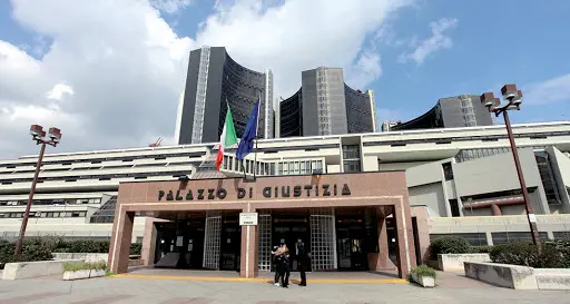 Avvocati costretti a pagare per conoscere le date del rinvio: polemica a Napoli