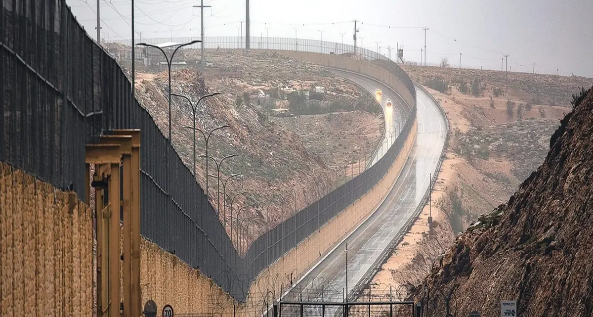 Quei muri contro i migranti in nome della patria