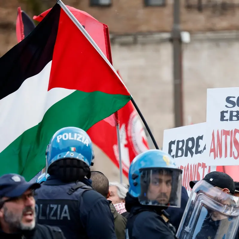 Festa del 25 Aprile, scontri a Roma tra i manifestanti pro Palestina e Brigata Ebraica. Sassi contro i cronisti – FOTO