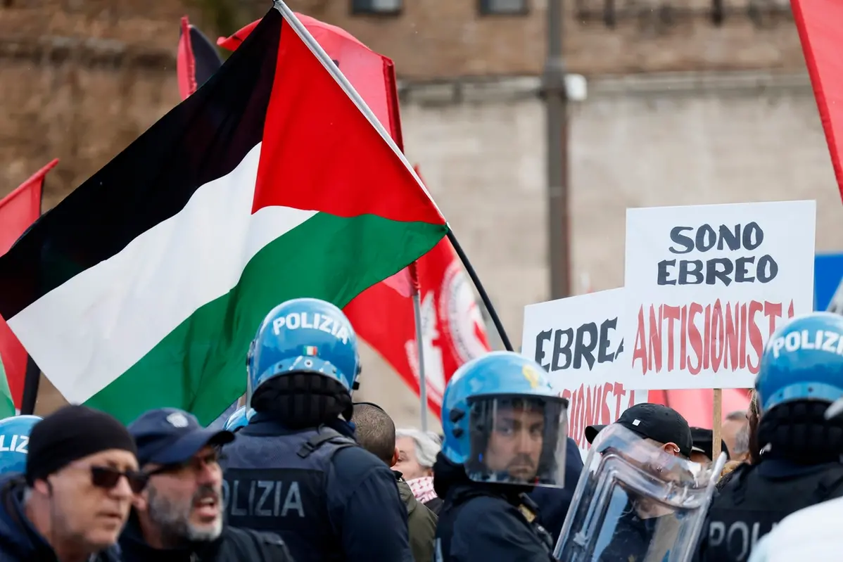 Festa del 25 Aprile, scontri a Roma tra i manifestanti pro Palestina e Brigata Ebraica. Sassi contro cronisti. Salvini a Milano: «Immagini vergognose» – FOTO
