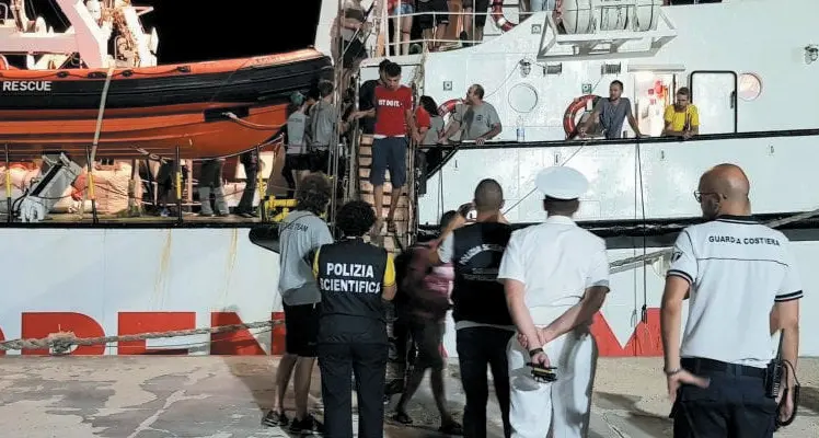 15 migranti della Open Arms da Lampedusa verso la Spagna