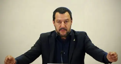 Salvini rilancia la flat tax e se ne va dal vertice. Tria: «Servono coperture»