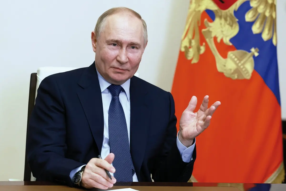 Russian President Vladimir Putin gestures as he speaks during a meeting with graduates of Russian Presidential Academy of National Economy and Public Administration via videoconference at the Novo-Ogaryovo residence outside Moscow, Russia, Friday, June 28, 2024. (Vyacheslav Prokofyev, Sputnik, Kremlin Pool Photo via AP) , Associated Press/LaPresse