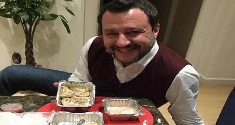 Coronavirus, Salvini ci ripensa e ora mangia cinese