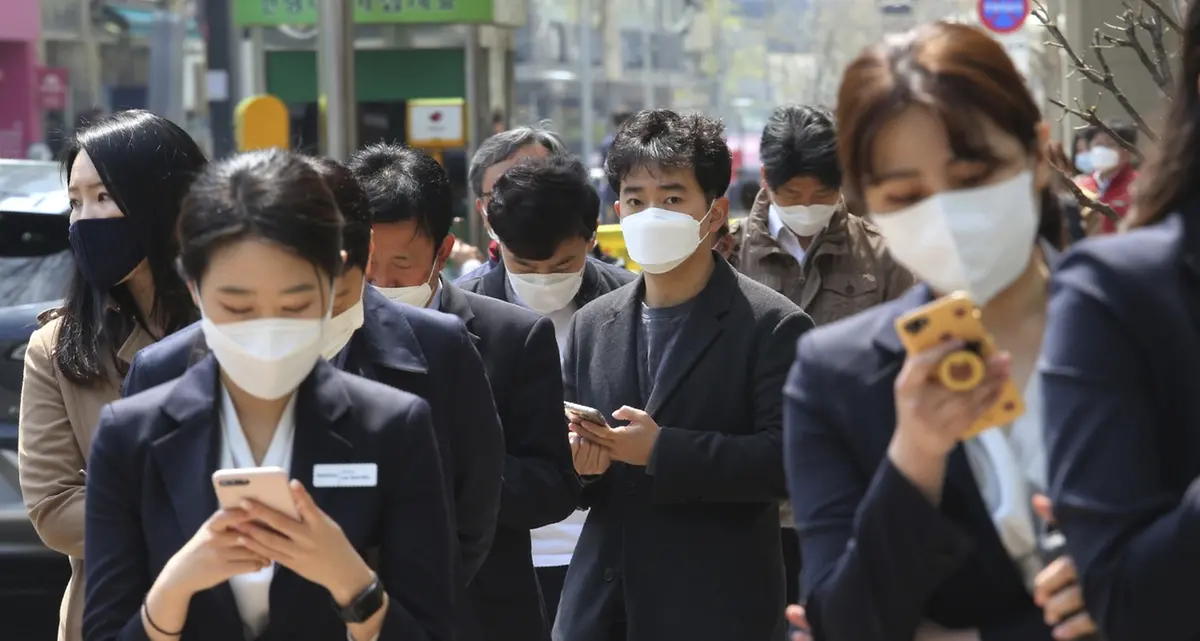 Nuovo picco di contagi, la Corea del Sud richiude