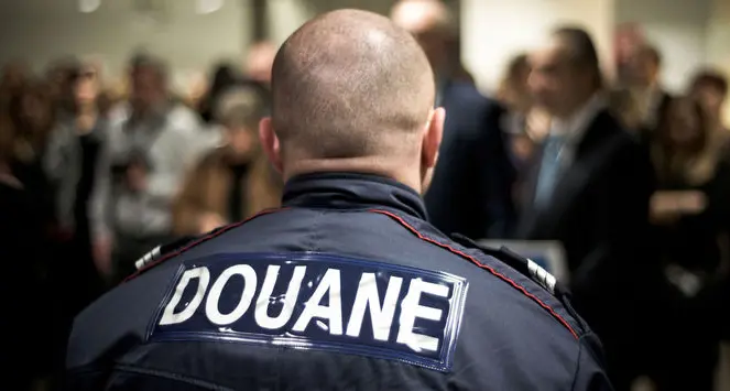 La polizia francese falsifica l'età dei migranti minori per cacciarli via