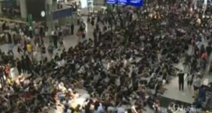 Hong Kong, in migliaia bloccano l'aeroporto. E' caos