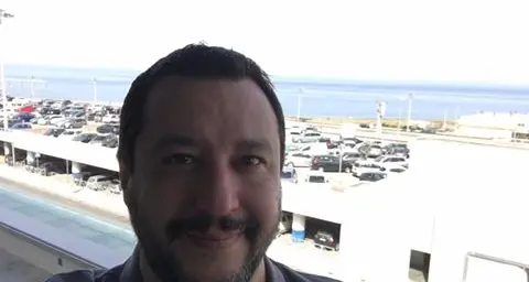 Salvini a Lampedusa: «Cosa hanno festeggiare Merkel & co.?»