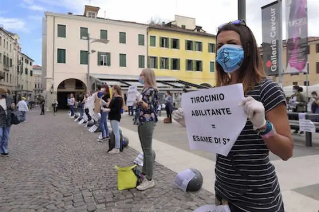 Continuano in tutta Italia le proteste dei laureati in Psicologia contro le modalit\\u00E0 imposte, dopo l\\'emergenza covid, per il loro esame di Stato